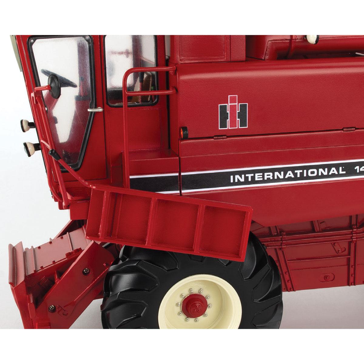 1/16 International 1460 Combine with Corn & Grain Heads, ERTL Case IH Prestige Select #1